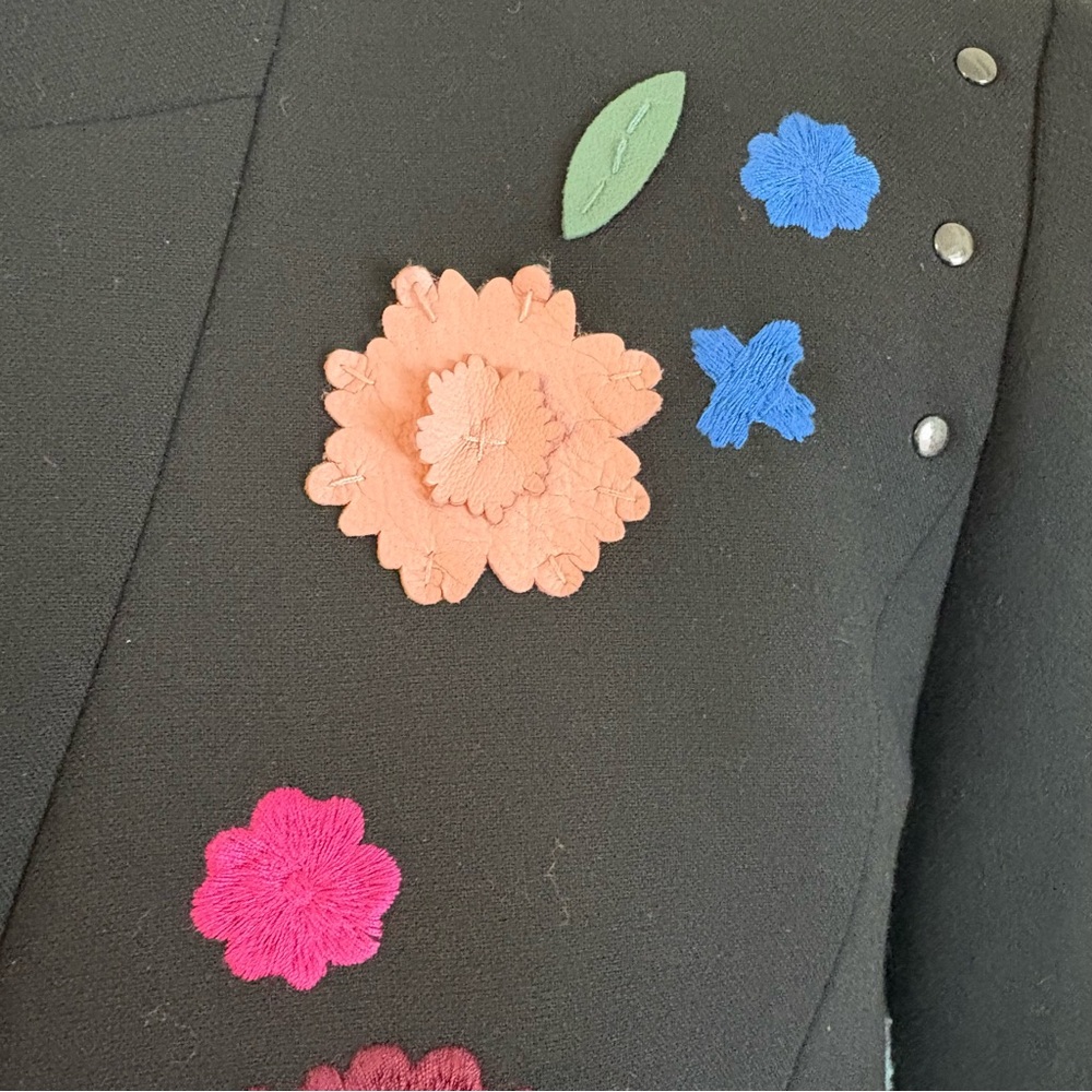 CARLISLE COLLECTION Designer Black Blazer. Leather Flowers! Embroidered. Size 4 - Picture 4 of 16